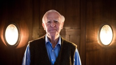 Autor bestsellerowych powieści krytykowany przez byłego szefa brytyjskiego wywiadu