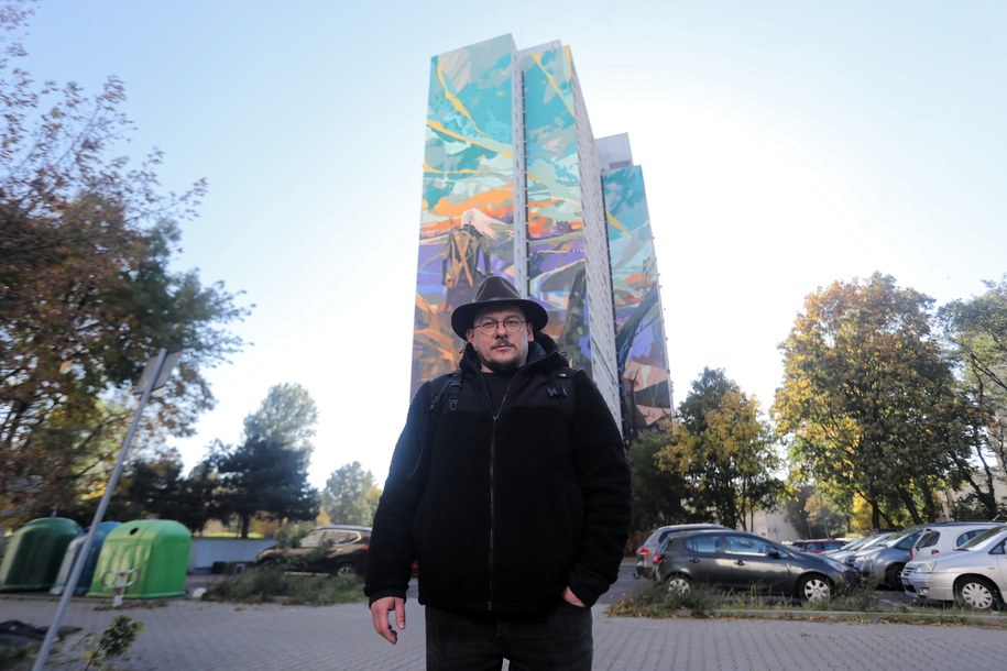 Autor muralu Jakub Rebelka. /PAP/Roman Zawistowski /PAP