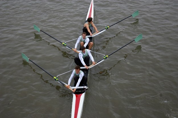 Autor pracy wraz z wioślarzami Cambridge University Boat Club. /Danny Longman /Materiały prasowe