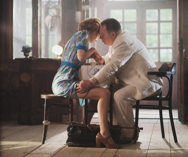 Autor scenariusza i reżyser - Jacek Koprowicz, proponuje nową wersję wydarzeń, w której wielki mistrz, prowokator i skandalista (Jerzy Stuhr)  pozoruje samobójstwo, a następnie ukrywa się w mieszkaniu swojej kochanki Czesławy.