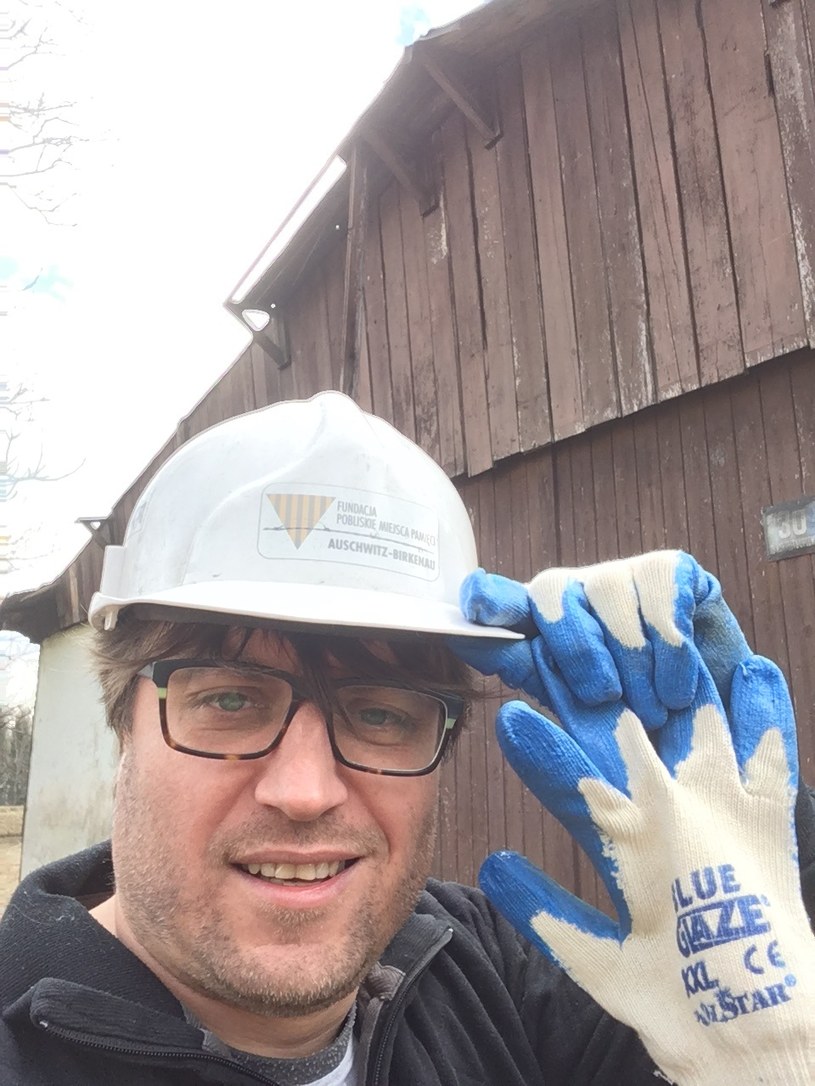 Autor w trakcie prac rozbiórkowych domu, który został po wojnie zbudowany z baraków obozu zagłady /Marcin Kącki /materiał zewnętrzny