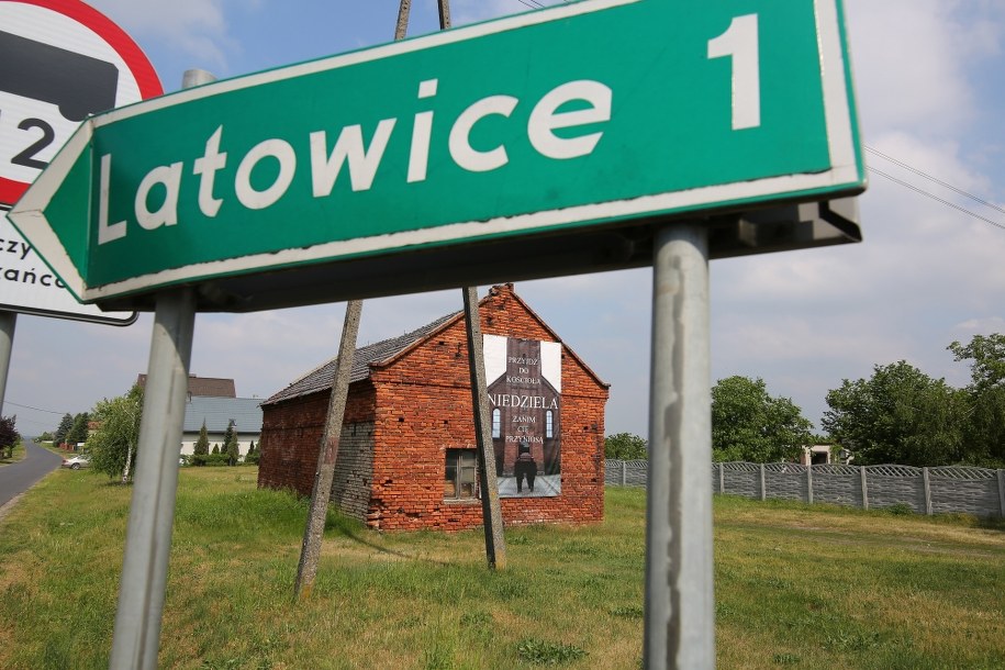 Autorem baneru jest proboszcz parafii pod wezwaniem Matki Boskiej Częstochowskiej w Latowicach /Tomasz Wojtasik /PAP