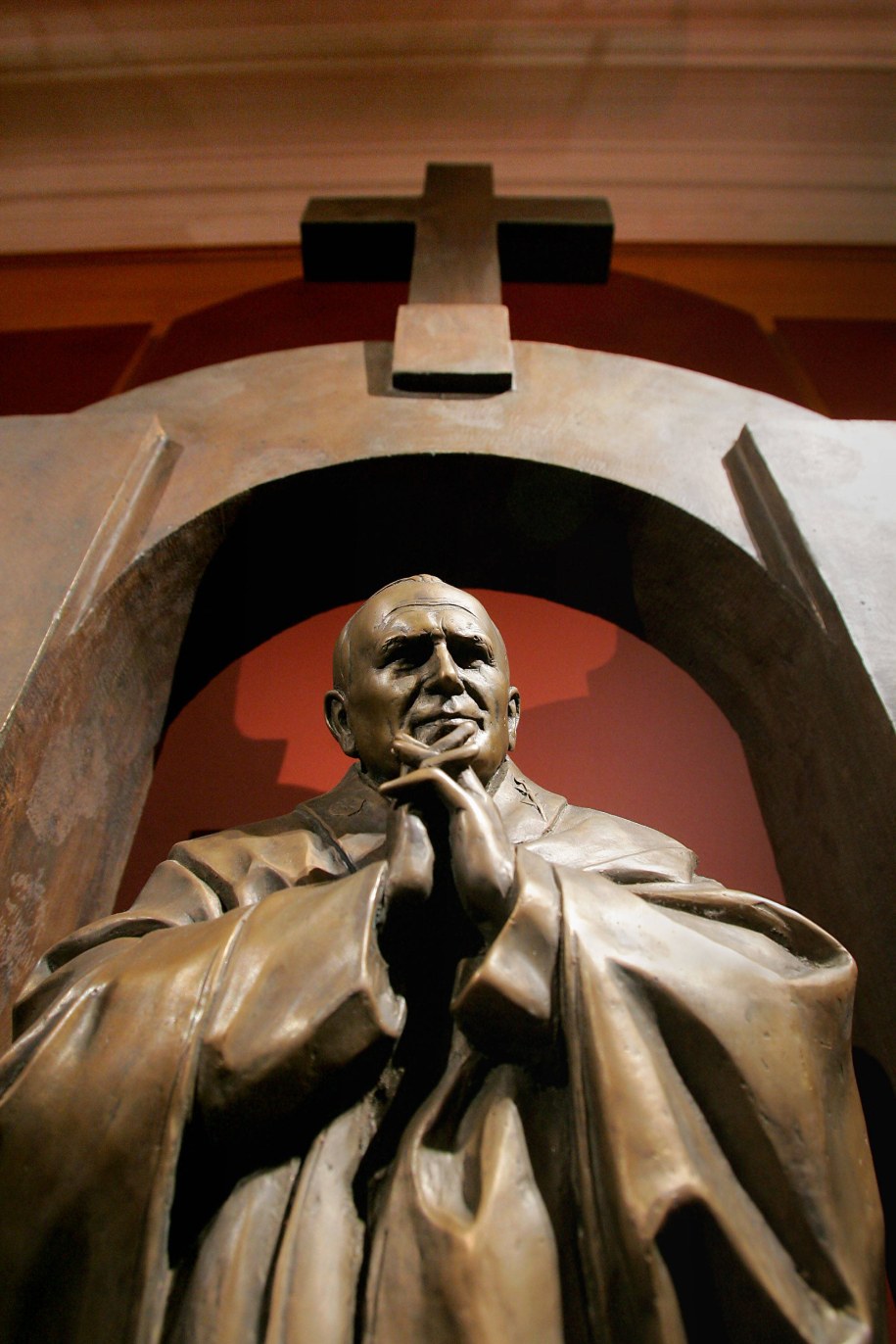 Autorem pomnika jest pochodzący z Gruzji rosyjski rzeźbiarz. Na zdjęciach z 2006 roku model, pokazywany w galerii artysty w Moskwie / Belousov Vitaly /PAP/EPA