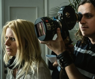 Autorem scenariusza jest Krzysztof Rak (twórca scenariusza głośnych "Bogów"), reżyserią natomiast zajęła się Maria Sadowska (reżyserka specjalizująca się w tematyce kobiecej).
 