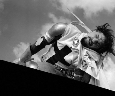 Autorem scenariusza "Krzyżaków" był Jerzy Stefan Stawiński, który miał już na koncie  m.in. głośny "Kanał" Wajdy oraz "Eroicę" i "Zezowate szczęście" Munka. Żartował sobie, że scenariusz do filmu Forda był najłatwiejszą pracą w karierze - napisał go w zaledwie trzy tygodnie, wycinając odpowiednie kartki z dzieła Sienkiewicza i niektóre opisy zamieniając na dialogi.
