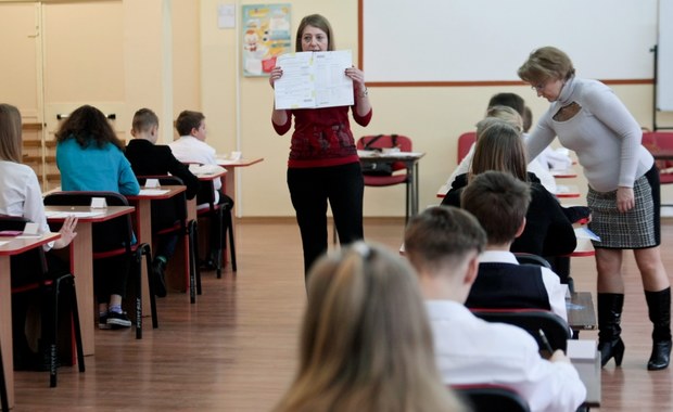 Autorka bez tytułu naukowego i kto jeszcze? MEN milczy ws. twórców podstaw programowych