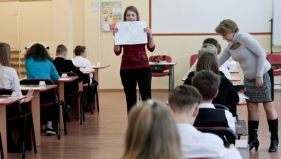 Autorka bez tytułu naukowego i kto jeszcze? MEN milczy ws. twórców podstaw programowych