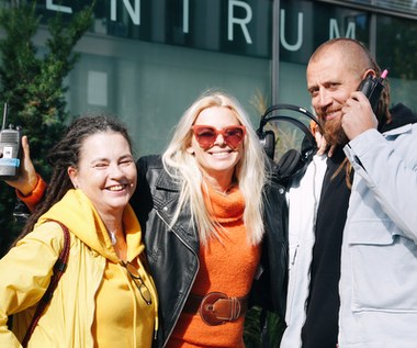 Autorka książki i scenariusza w "Pokusie" zagrała niewielki, ale niezwykle intrygujący epizod: szefową prostytutek. "Aktorką nigdy nie będę. Dla mnie to przygoda i zabawa. Ale gdybym od początku wiedziała, że wystąpię w ekranizacji swojej powieści, to dopisałabym w scenariuszu sceny erotyczne mojej bohaterki z Andreą Pretim" - dodała żartobliwie Folwarska.