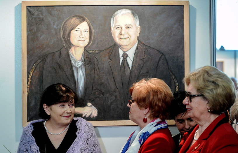 Autorka obrazów, Małgorzata Wrochna (L) podczas uroczystości otwarcia wystawy /Marcin Obara (PAP) /PAP