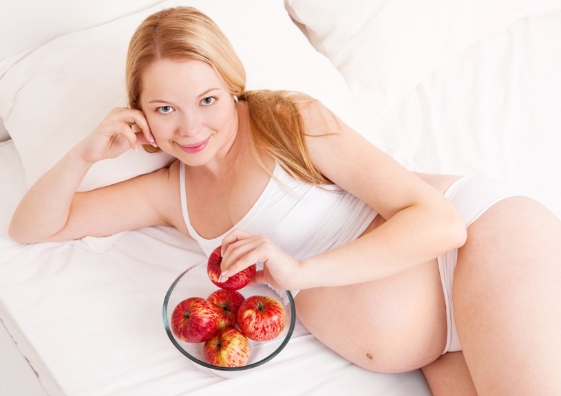 Autorzy badań podkreślają potrzebę dobrze zbilansowanej diety zarówno w okresie poprzedzającym poczęcie, jak i podczas ciąży. /123RF/PICSEL