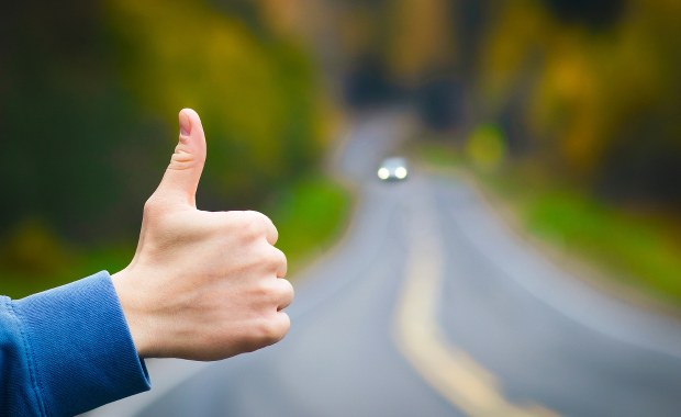 Autostopowicz pobił kierowcę i ukradł samochód