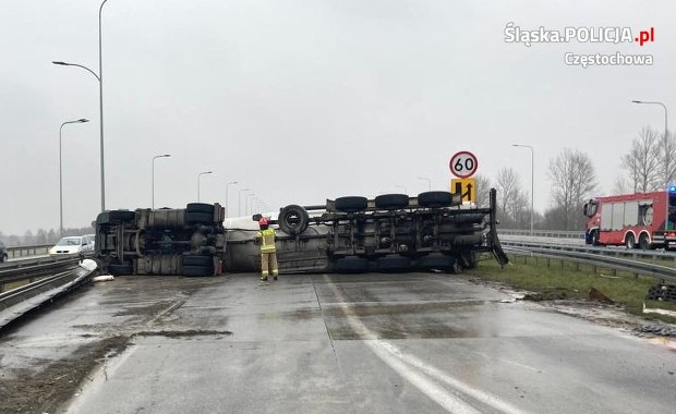 Autostrada A1 zablokowana. W poprzek leżała ciężarówka