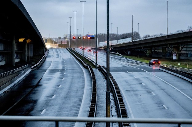 Autostrada A20 jest zamknięta w obu kierunkach /Robin Utrecht /PAP/EPA