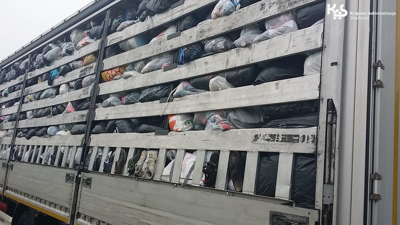 Autostradą A4 przewożono 32 tony nielegalnych odpadów - głównie odzieży używanej /materiały prasowe /Krajowa Administracja Skarbowa