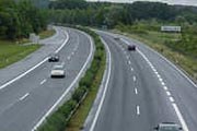 Autostrada - nawet, jeśli ma dwa pasy ruchu w jednym kierunku, to i tak jest to rzadki widok... /RMF FM
