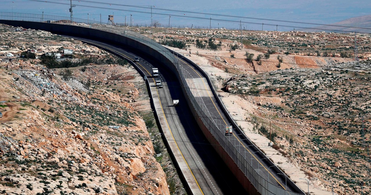 Autostrada przedzielona murem /AFP