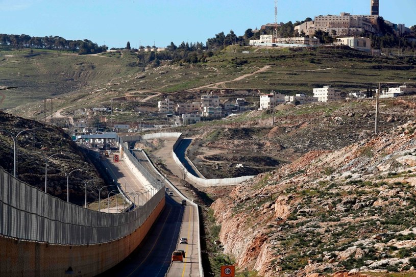 Autostrada przedzielona murem /AFP