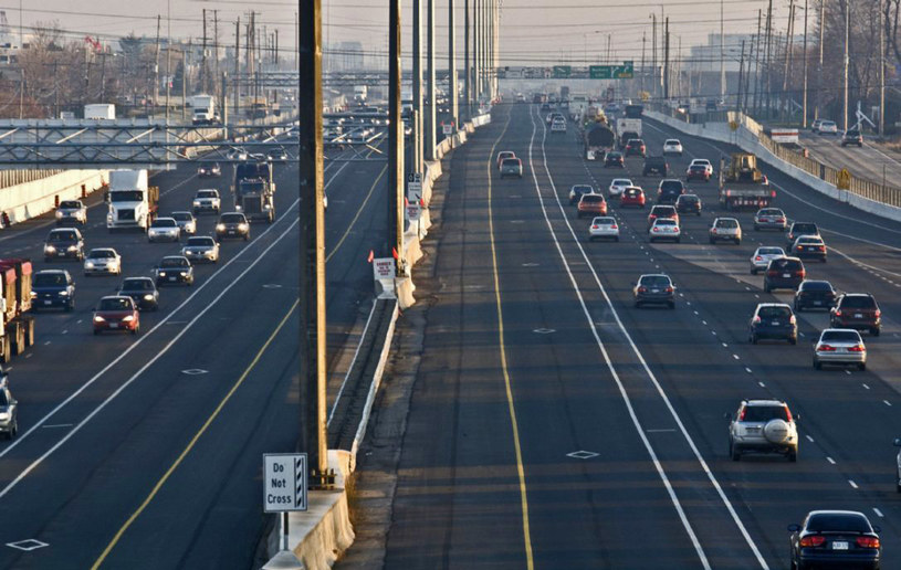 Autostrada w USA, a przy lewej krawędzi HOV, czyli pas dla aut, w których jedzie ktoś więcej, niż tylko kierowca /Informacja prasowa