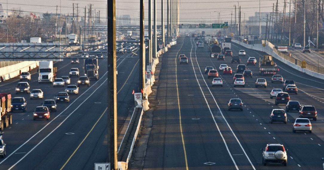 Autostrada w USA, a przy lewej krawędzi HOV, czyli pas dla aut, w których jedzie ktoś więcej, niż tylko kierowca /Informacja prasowa