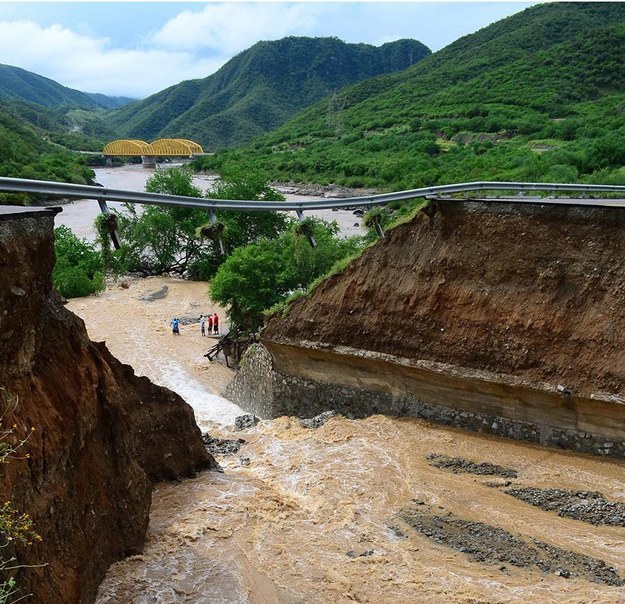 Autostrada zerwana przez wezbraną rzekę w stanie Michoaca /José Luis Díaz /PAP/EPA