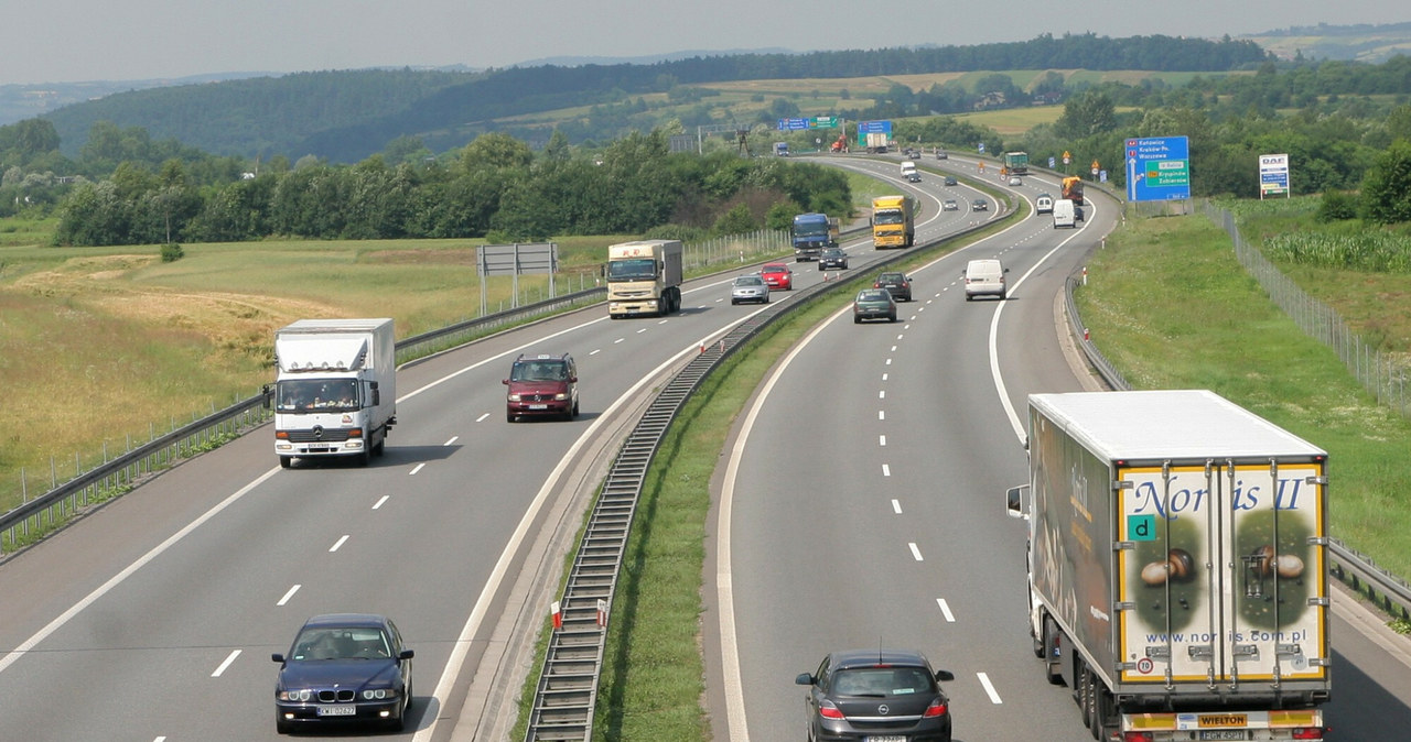 Autostradowa obwodnica Krakowa wymaga pilnej rozbudowy o trzeci pas na odcinku od zjazdu na Zakopane aż do węzła w Balicach. Na to jeszcze poczekamy /Damian Klamka /East News