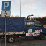 Autostradowy patrol pokazuje środkowy palec