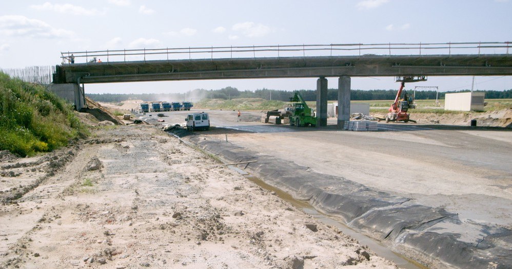 Autostrady muszą zostać uzupełnione drogami ekspresowymi. Wciąż nie ma takiego połączenia np. między Krakowem a Warszawą. I nie wiadomo czy będzie /ANDRZEJ ZBRANIECKI /East News