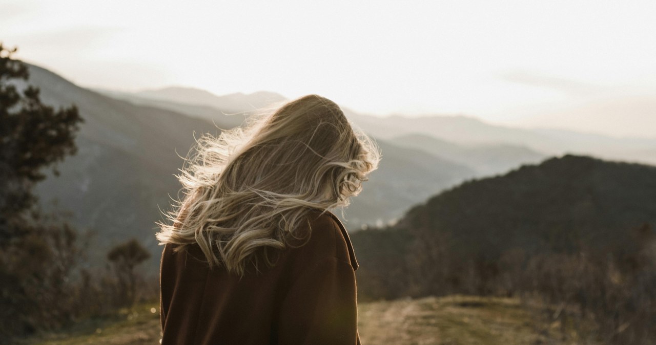 Autumn balayage to włosy pełne naturalności i blasku /Arina Krasnikova /pexels.com