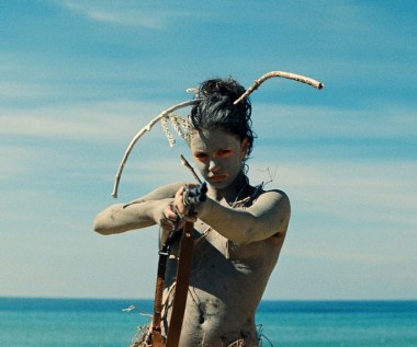 "Ava" to opowieść o 13-latce, w której dojrzewa bunt. Ava spędza wakacje z matką nad Atlantykiem. Senną atmosferę  niespodziewanie przerywa  wiadomość  o tajemniczej chorobie, która, być może, jest wytworem jej fantazji. Czas, który pozostał do końca wakacji, postanawia uczynić niepowtarzalnym. Poznany na plaży tajemniczy chłopak staje się częścią nowego świata bohaterki, która odważnie podąży za swoimi pragnieniami. 