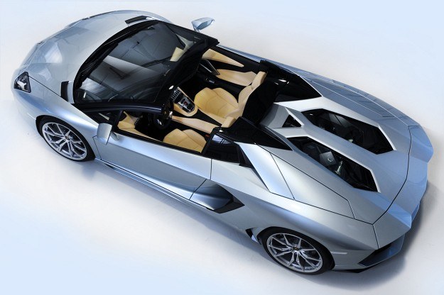 Aventador Roadster dostępny jest w nowym odcieniu Azzuro Thetis, nawiązującym do Miury Roadster z 1968 roku. /Lamborghini