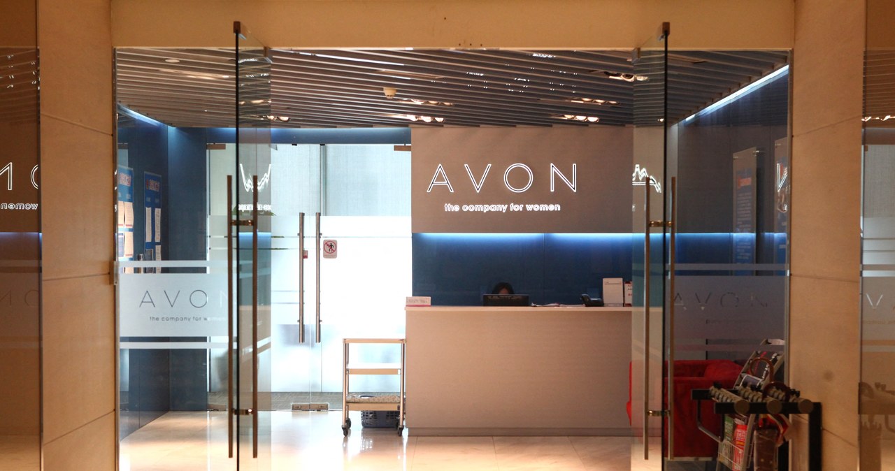 Avon, mimo wcześniejszych zapowiedzi, wciąż aktywnie działa na rosyjskim rynku /MIAO YIFAN / Imaginechina / Imaginechina via AFP /