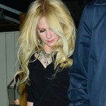 Avril Lavigne ledwo trzymała się na nogach? Musiał jej pomóc znajomy! 