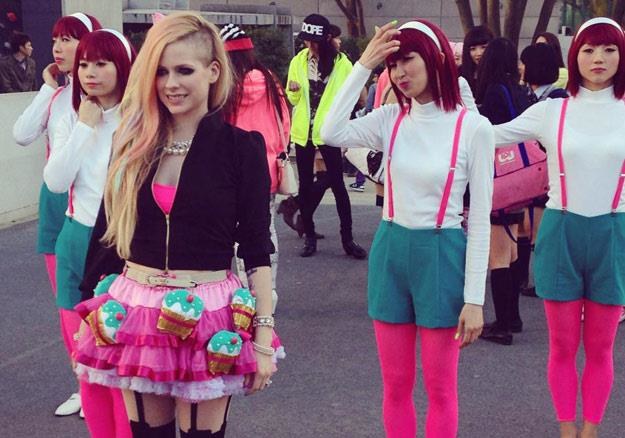 Avril Lavigne na planie teledysku "Hello Kitty" /oficjalna strona wykonawcy