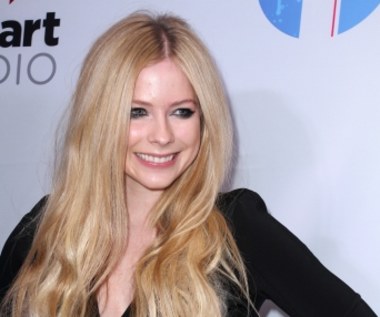 Avril Lavigne nie żyje? Zastępuje ją sobowtór?
