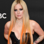 Avril Lavigne w odważnej stylizacji zdobywa czerwony dywan. Punkowa księżniczka?