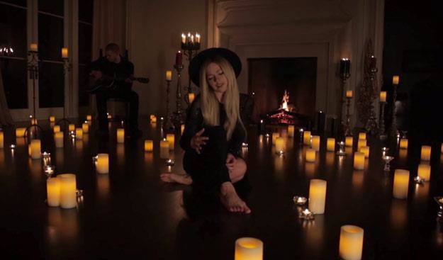 Avril Lavigne w teledysku "Give You What You Like" /