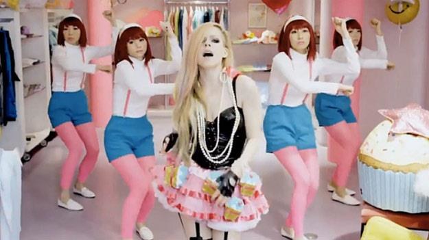 Avril Lavigne w teledysku "Hello Kitty" /