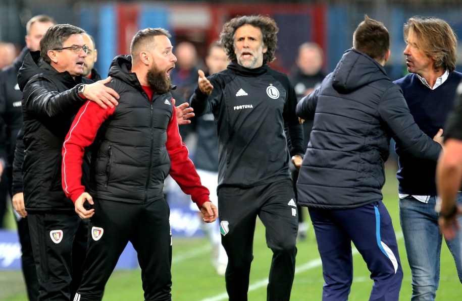 Awantura po podyktowaniu rzutu karnego dla Legii. Tę decyzję sędzia ostatecznie odwołał / 	Andrzej Grygiel    /PAP