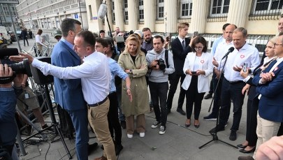Awantura przed siedzibą TVP. Przerwana konferencja Tuska 