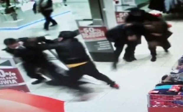 Awantura w galerii w Zamościu. Dozór policyjny za uderzenie funkcjonariusza w twarz 