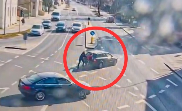 Awaria auta na środku skrzyżowania. Z pomocą ruszyła jedynie kobieta