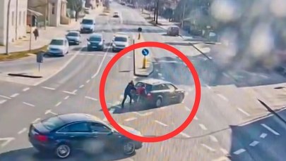 Awaria auta na środku skrzyżowania. Z pomocą ruszyła jedynie kobieta