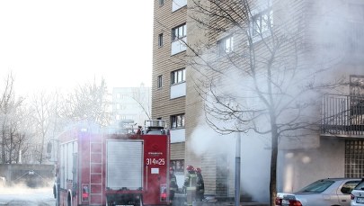 Awaria ciepłownicza w Warszawie. Poparzona kobieta, która ratowała z piwnicy zwierzę