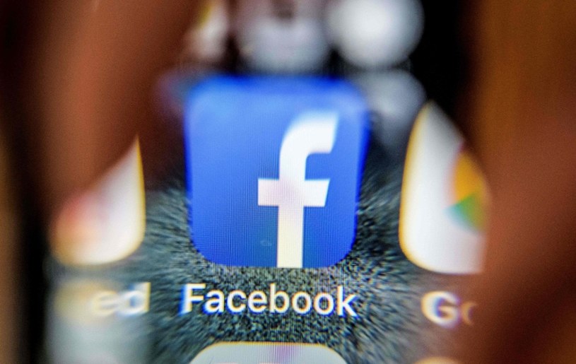 Awaria Facebooka, akcje lecą w dół /MLADEN ANTONOV /AFP