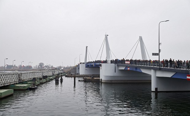 Awaria mostu w Sobieszewie. Martwą Wisłą nie przepłyną większe jednostki