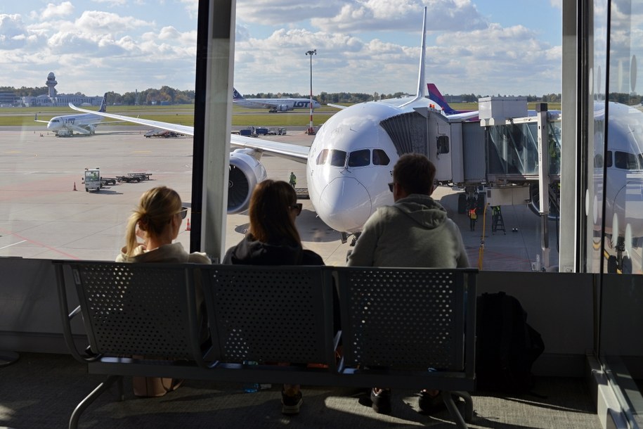 W kłębach dymu patrzyli, jak samolot odlatuje bez nich. Kuriozum w Warszawie