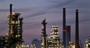 Awaria rurociągu przy granicy z Polską. Ropa tryska na wysokość kilkunastu metrów