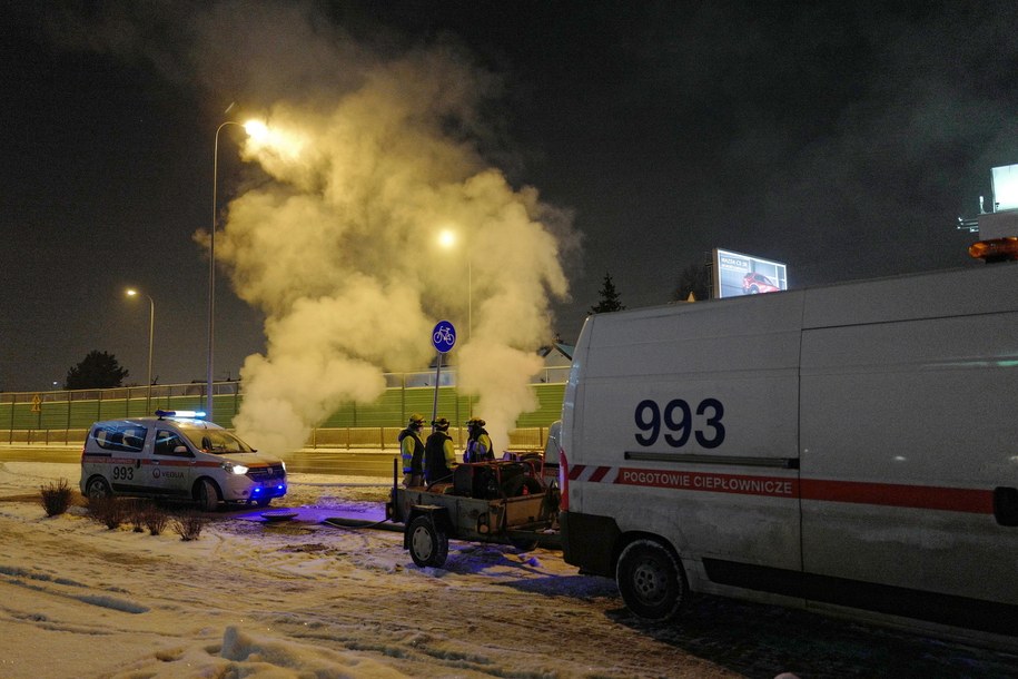 Awaria rury ciepłowniczej na skrzyżowaniu ulic Poleczki i Chodzonego na warszawskim Ursynowie /Mateusz Marek /PAP