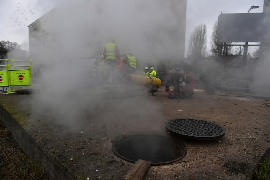Awaria sieci ciepłowniczej przy Placu Komorowskiego w Gdańsku-Wrzeszczu / 	Adam Warżawa    /PAP/EPA