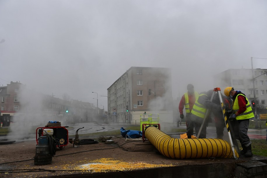 Awaria sieci ciepłowniczej przy Placu Komorowskiego w Gdańsku-Wrzeszczu /Adam Warżawa /PAP/EPA